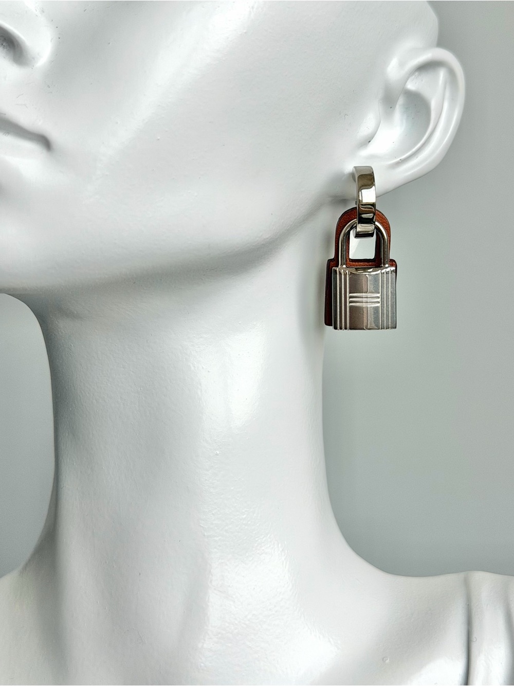 Hermès O’ Kelly earrings. Palladium and Gold Swift Leather 🍊 - Picture 6 of 9